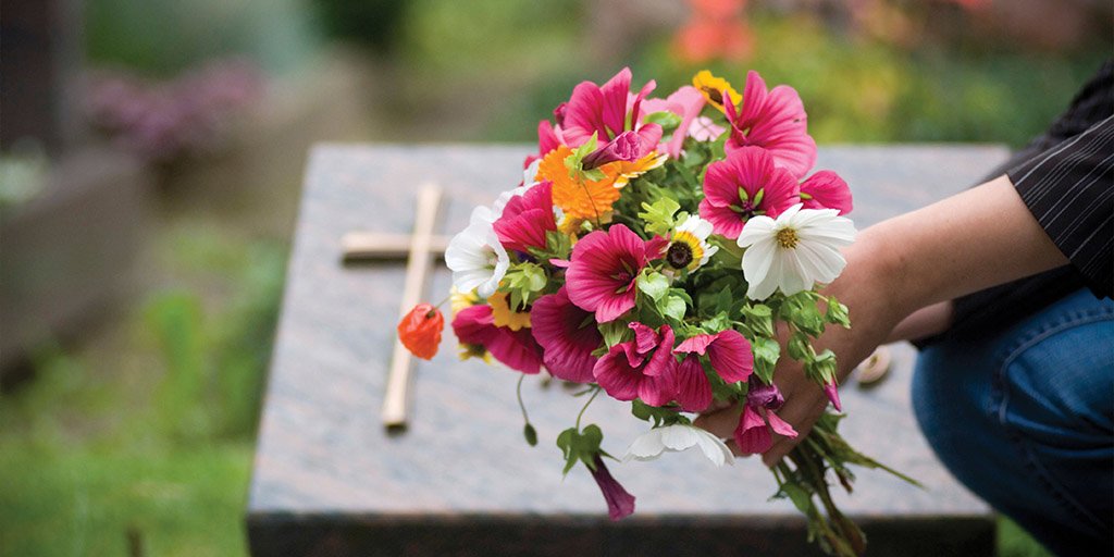 цветы на похоронах, какие лучше