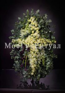 Венок ритуальный на похороны из живых цветов №2