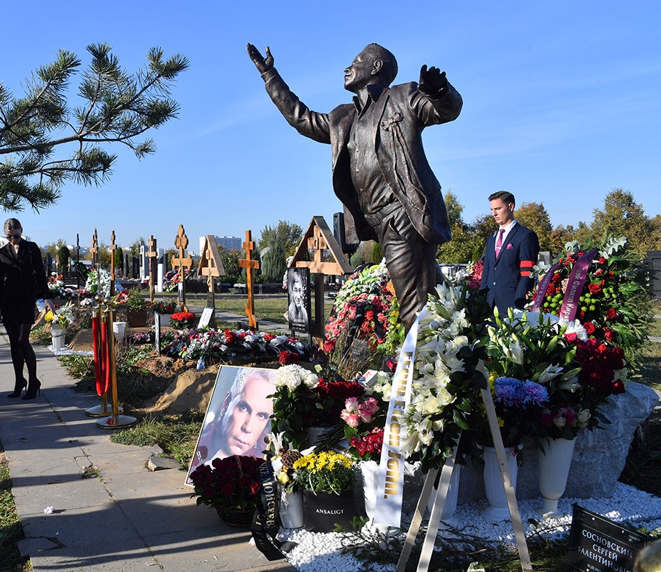 Памятник Борису Моисееву открыли на Троекуровском кладбище в Москве