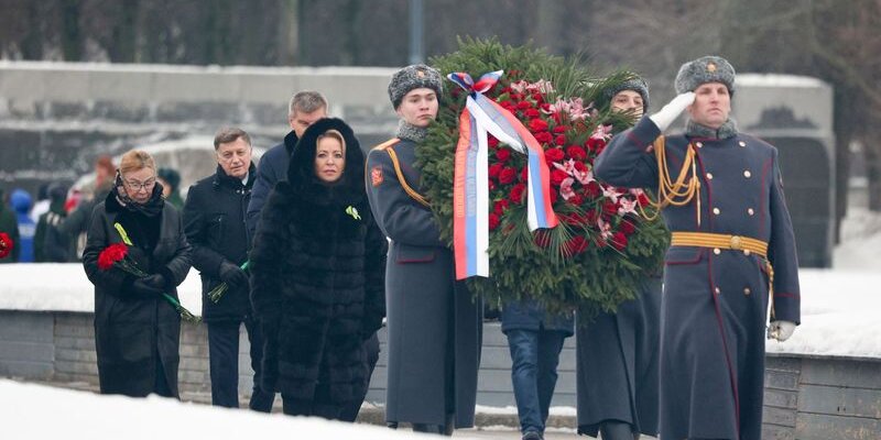 Церемония возложения венков прошла на Пискаревском кладбище в Петербурге