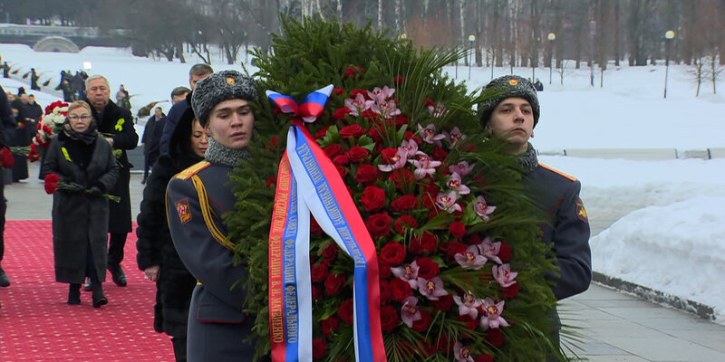 Церемония возложения венков прошла на Пискаревском кладбище в Петербурге